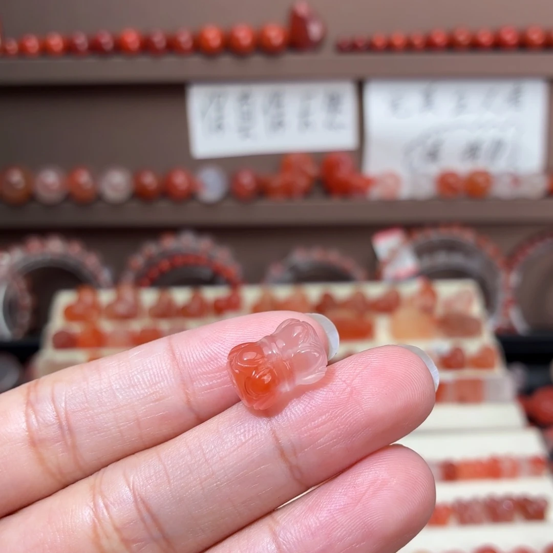 南红玛瑙未镶嵌川料并蒂莲桶珠13*9+