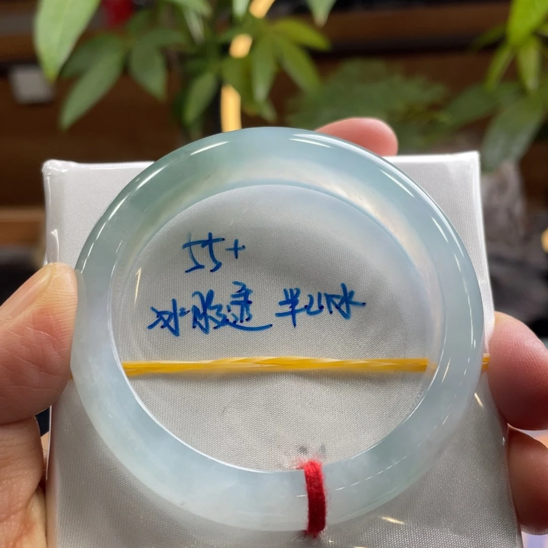 翡翠手镯未镶嵌翡翠