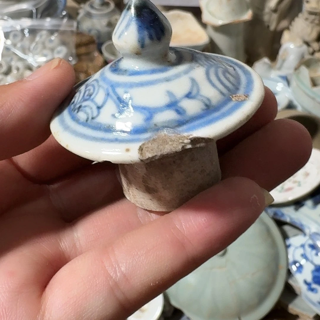 瓷片青花壶盖，有磕