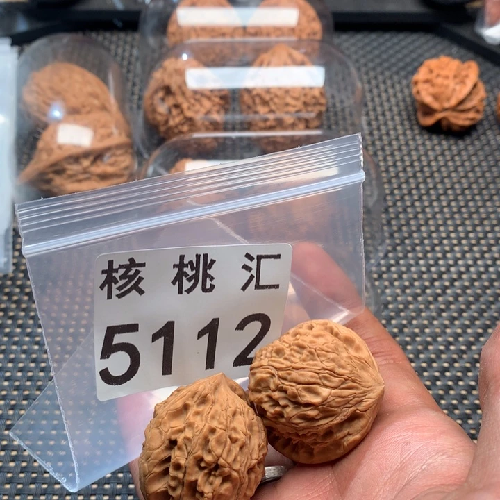 文玩核桃吊坠荷花