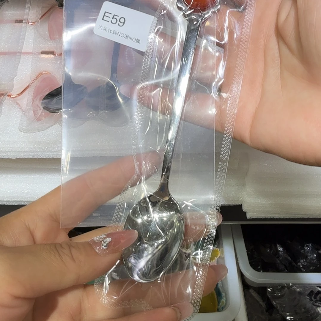 M***a未镶嵌颈饰绿水晶红