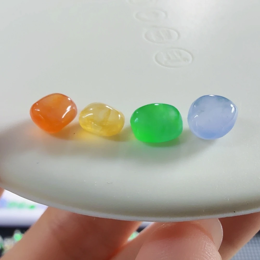 翡翠未镶嵌颈饰彩虹色