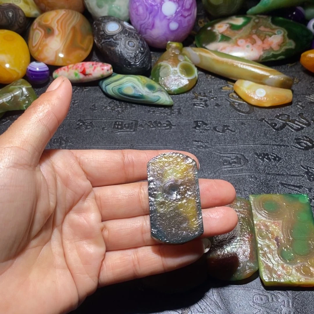 颈饰未镶嵌石英质玉光**外