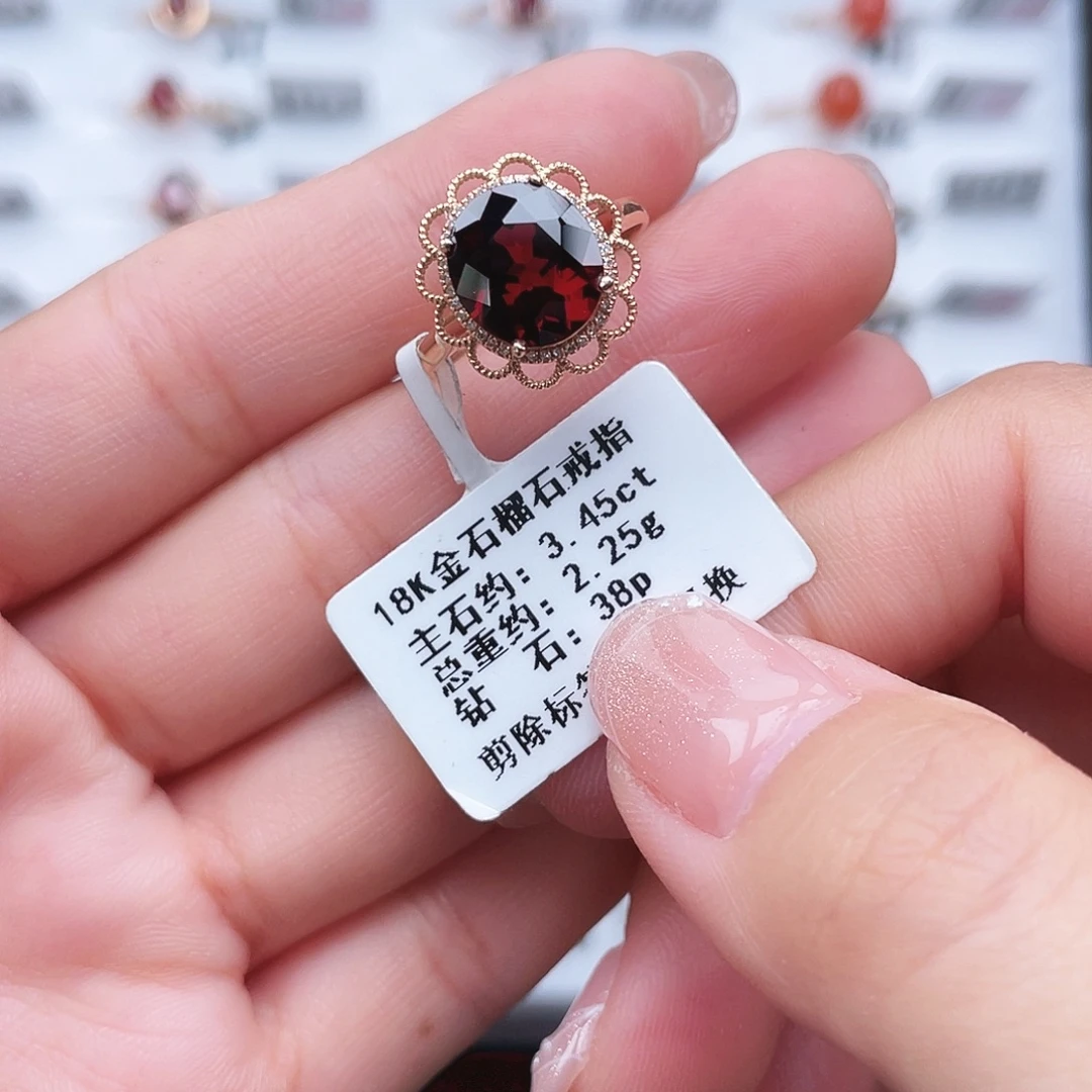 18K金镶嵌戒指石榴石