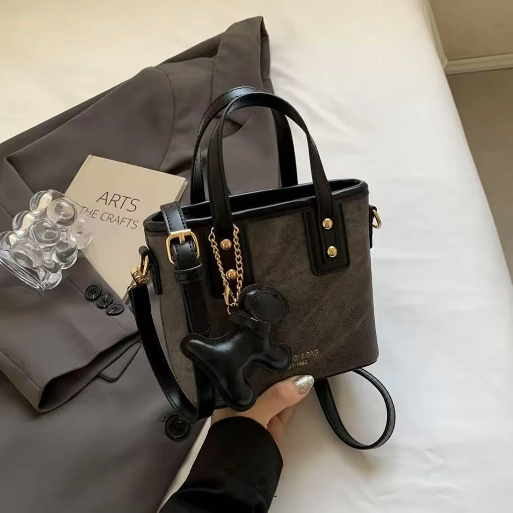 简约通勤穿搭女士大容量小包包通勤斜挎包轻奢黑色单肩手提水桶包