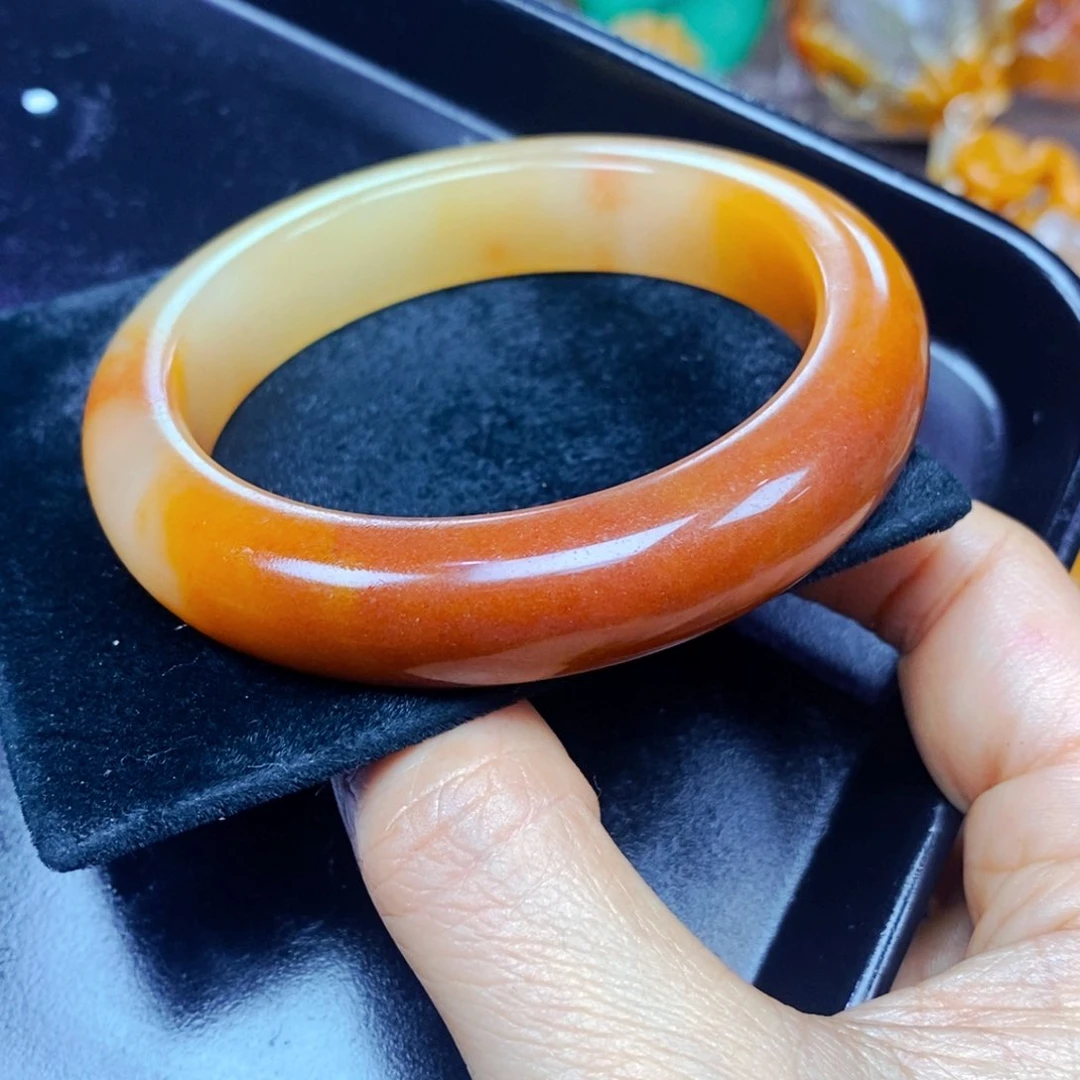 未镶嵌石英质玉（黄龙玉）颈饰