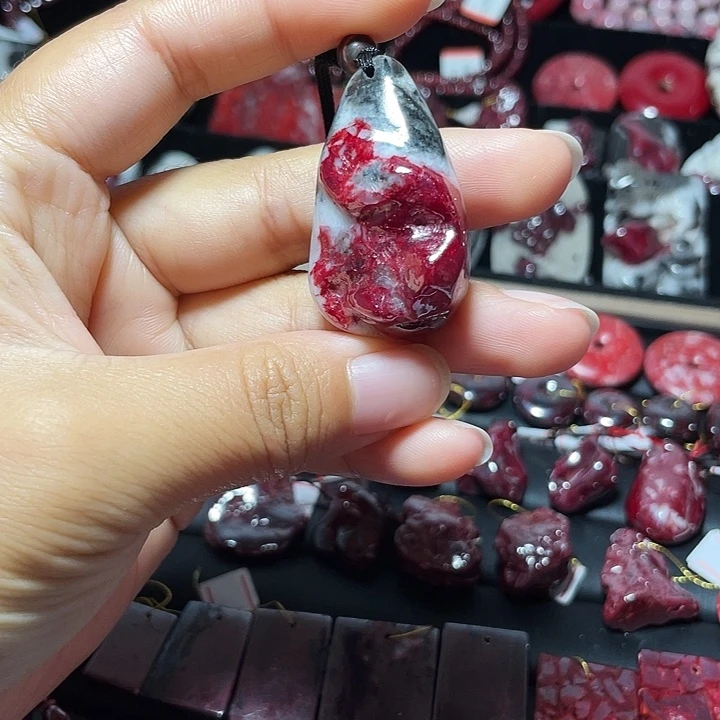天然辰砂原石吊坠