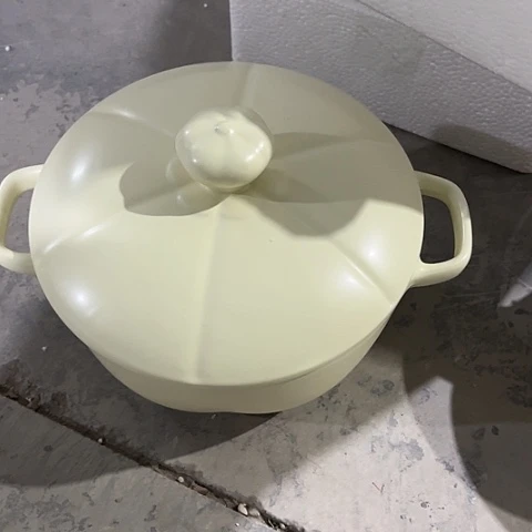 微瑕，不能明火，口径18，高9奶油色