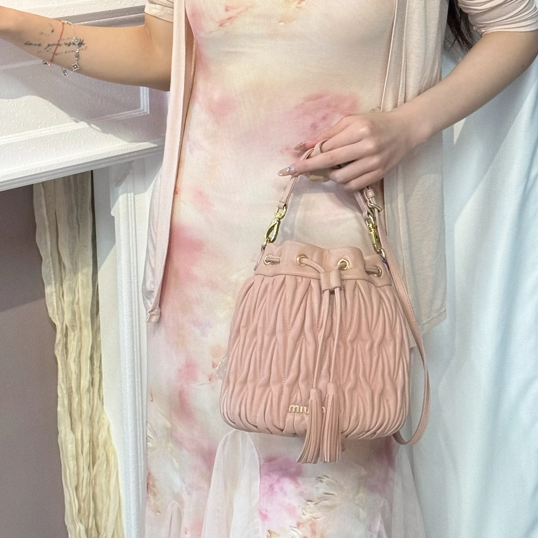 95新 MIU MIU/缪缪 miumiu茱萸粉褶皱水桶斜挎包