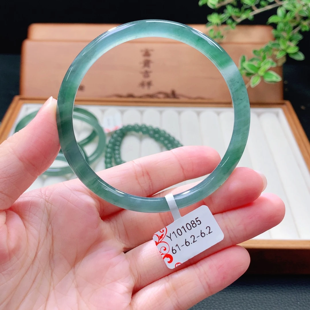未镶嵌手镯（圆镯）翡翠