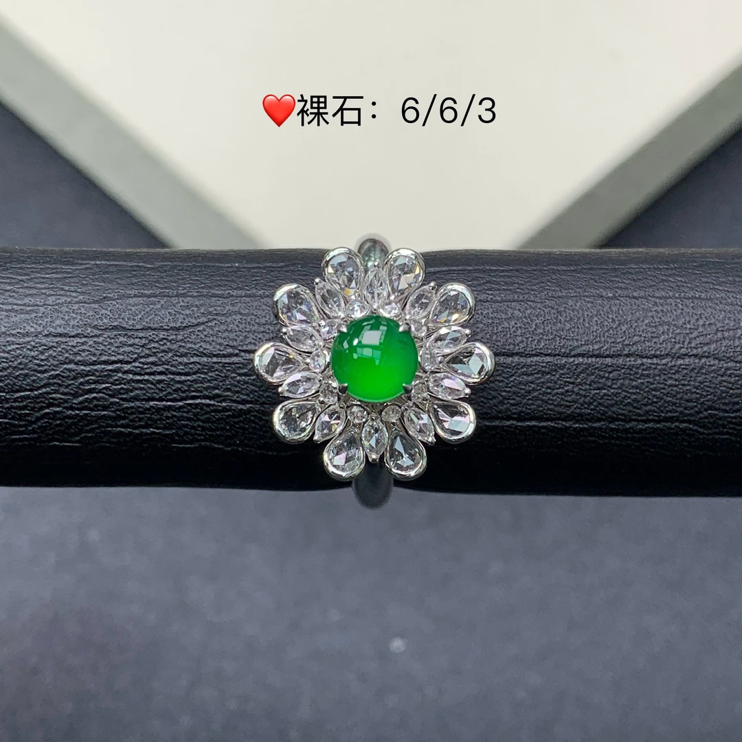 新品推荐·18K金冰种浓阳绿蛋面设计款缅A翡翠玉石戒指气质豪华