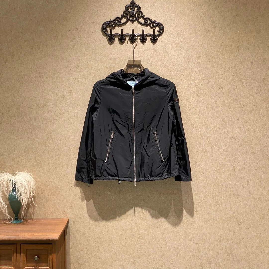 99新 Prada/普拉达 爆款黑色三角标连帽冲锋衣/黄金38码/33930