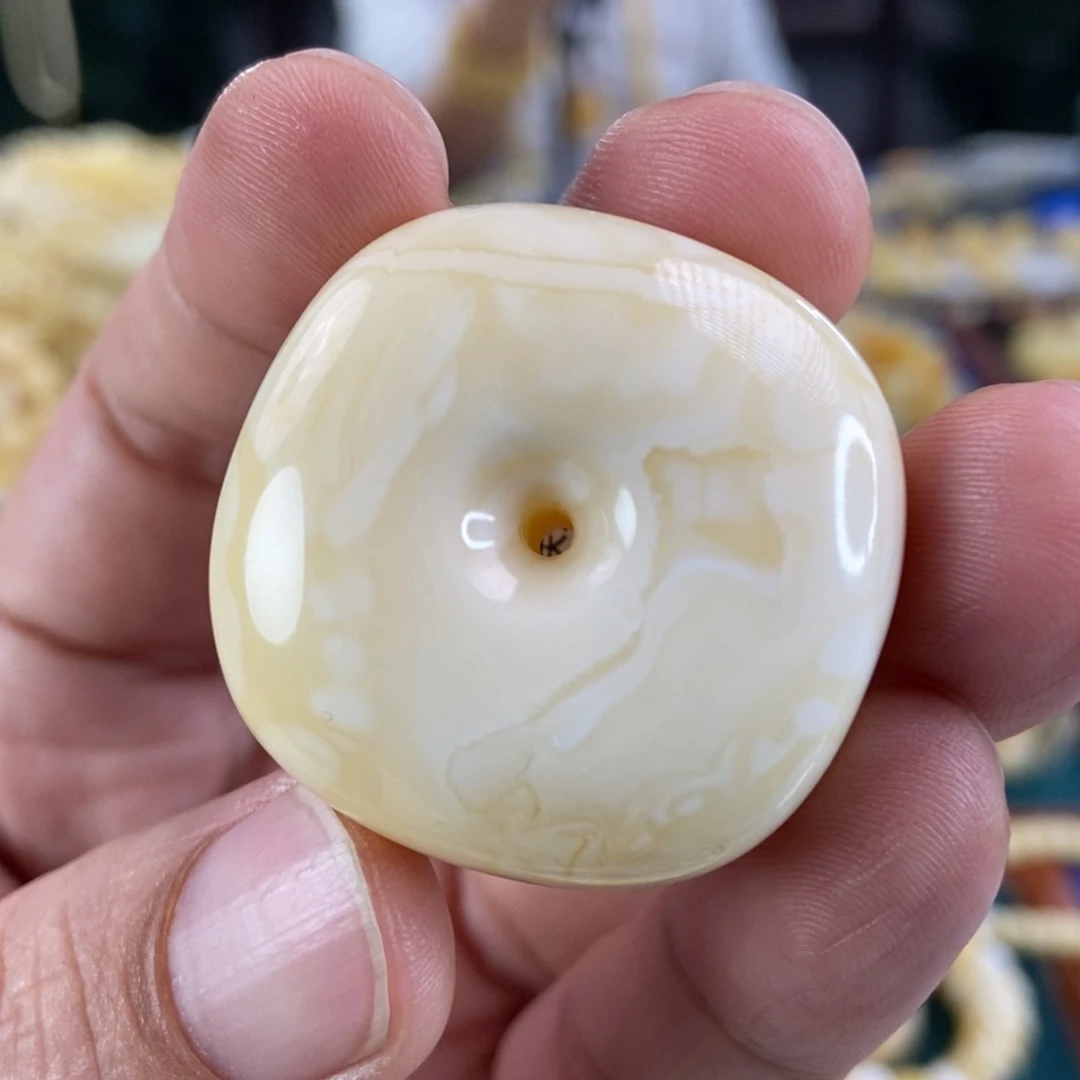 琥珀珠宝奇石未镶嵌白蜡藏扣16.86