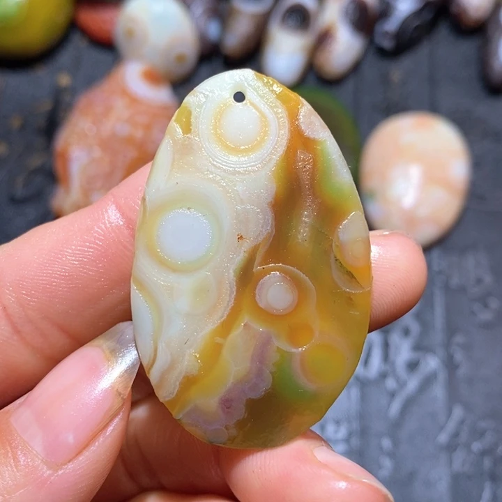 石英质玉颈饰未镶嵌沬*