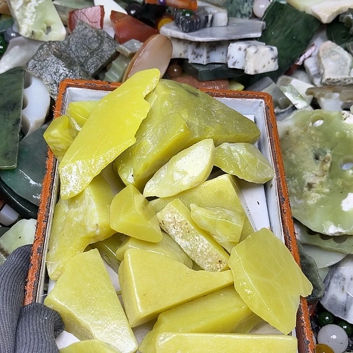 未镶嵌透闪石质玉珠宝奇石