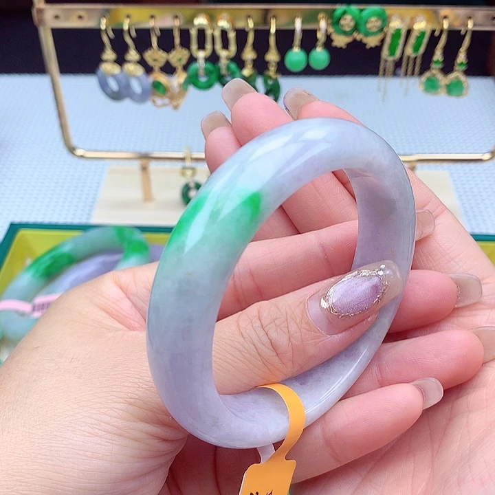 翡翠手镯未镶嵌翡翠