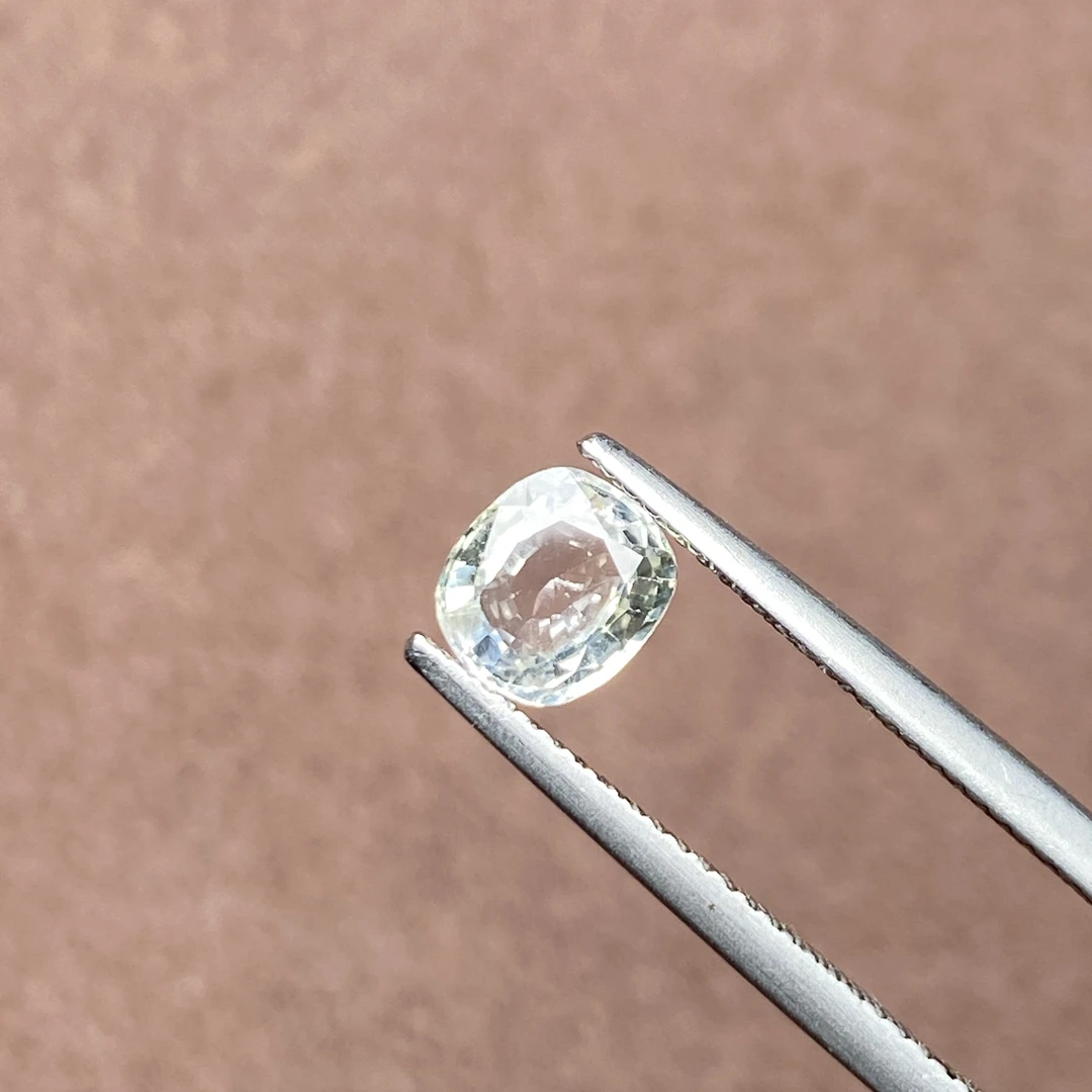 22F183 有烧白色蓝宝石 1.23克拉