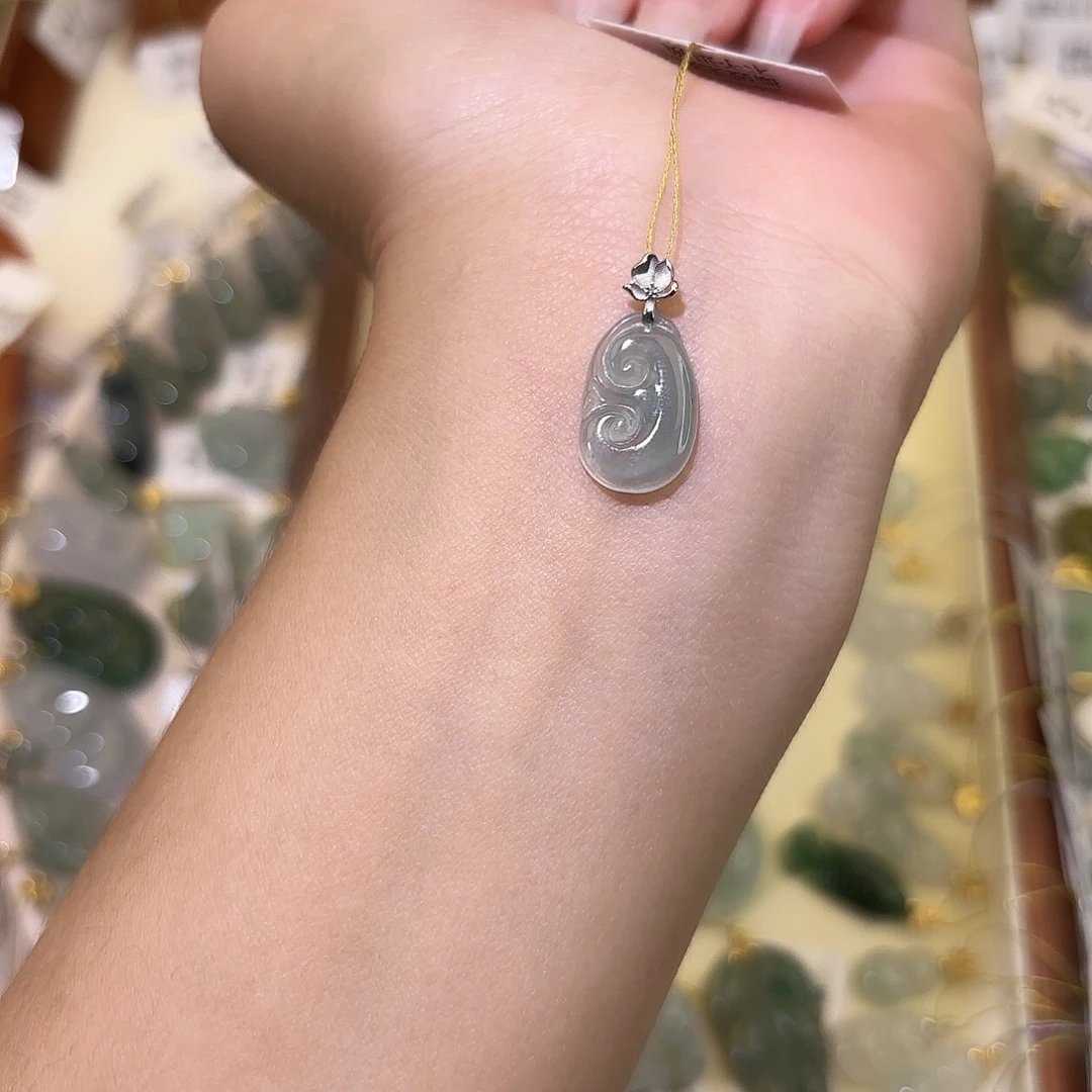 翡翠18K金镶嵌颈饰如意