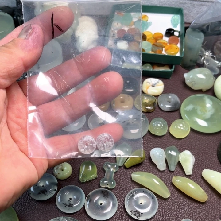 卜***卜蛇纹石玉未镶嵌挂件