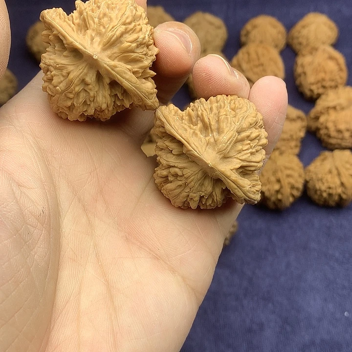 文玩核桃吊坠42盘龙虎头