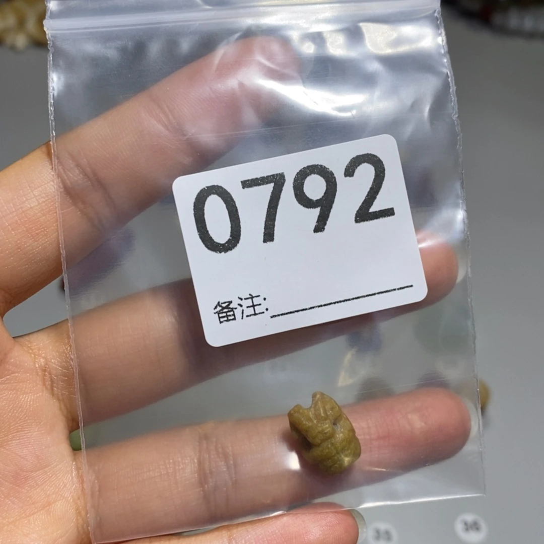 颈饰未镶嵌透闪石质玉睡****包