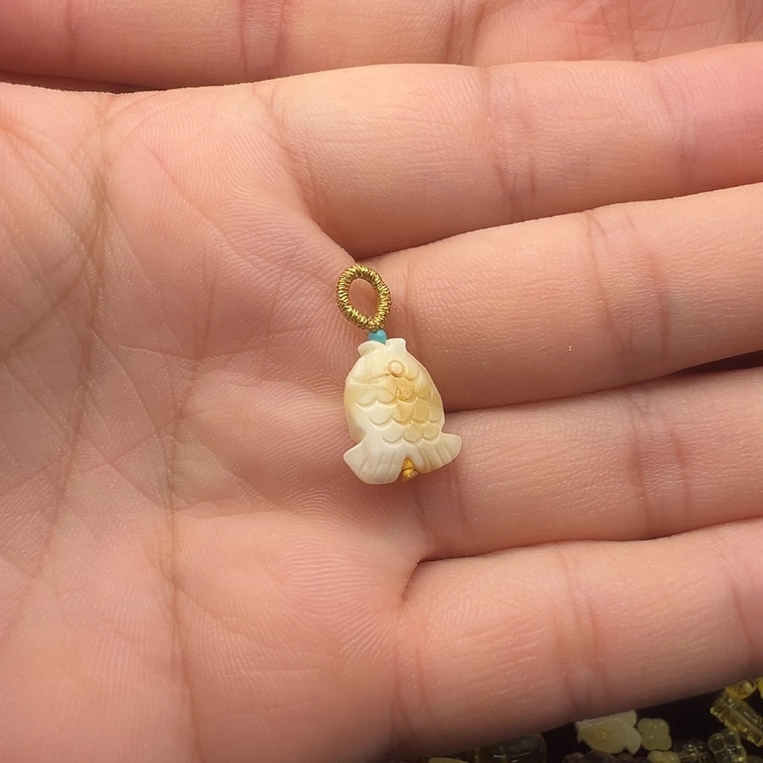 蜜蜡未镶嵌颈饰小鱼提溜吊坠