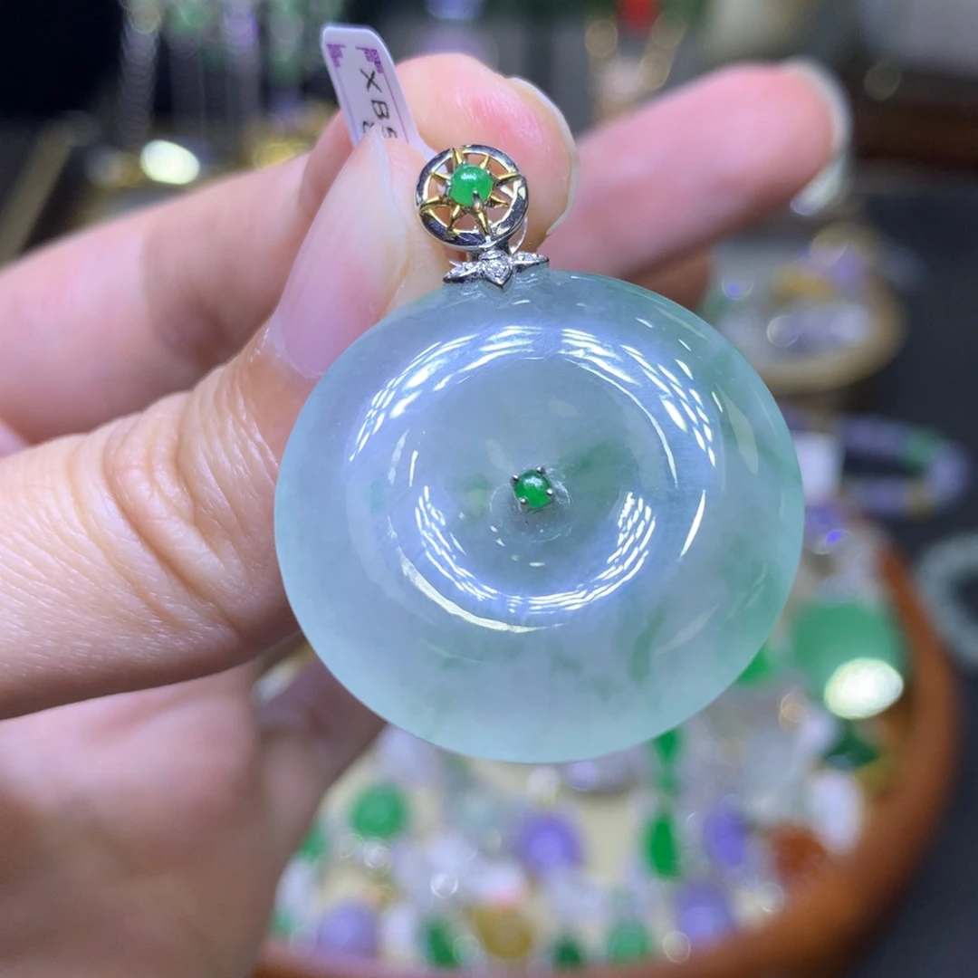 颈饰18K金镶嵌翡翠