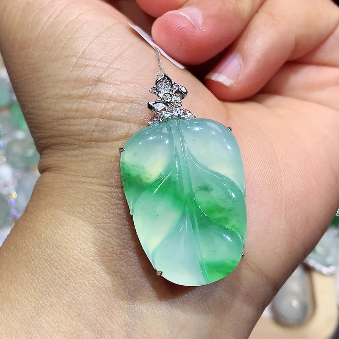 翡翠18K金镶嵌颈饰