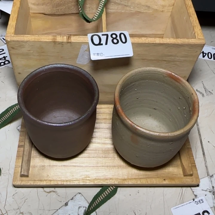 备前烧作品备前烧作品有一个杯子底部窑裂