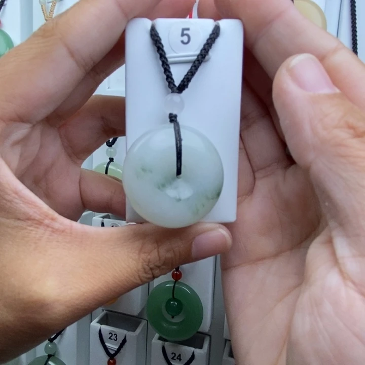 石英质玉未镶嵌颈饰