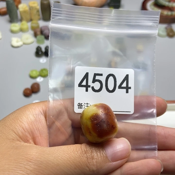 曾***笑未镶嵌蛇纹石玉颈饰