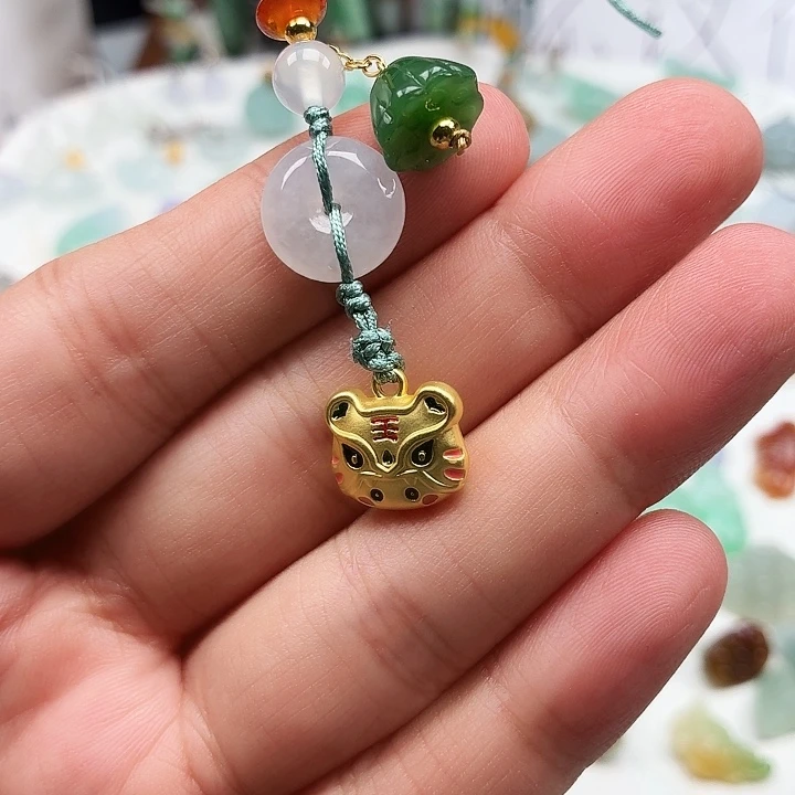 翡翠未镶嵌颈饰老虎