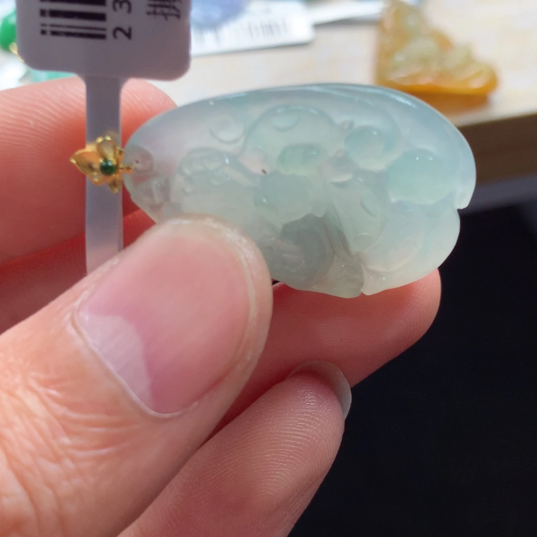 翡翠18K金镶嵌颈饰吊坠