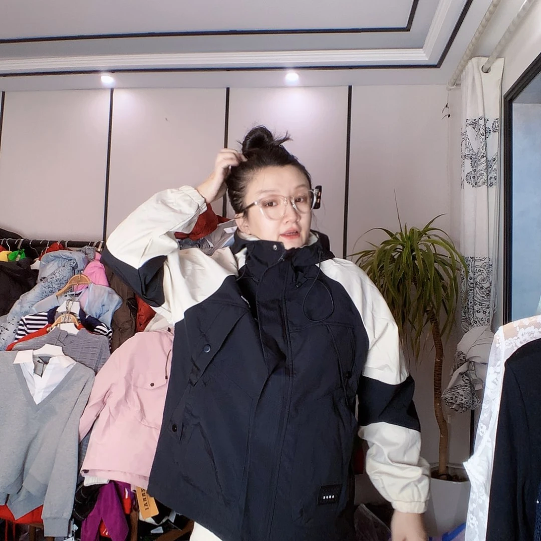 【闪购商品】一**安黑白外套