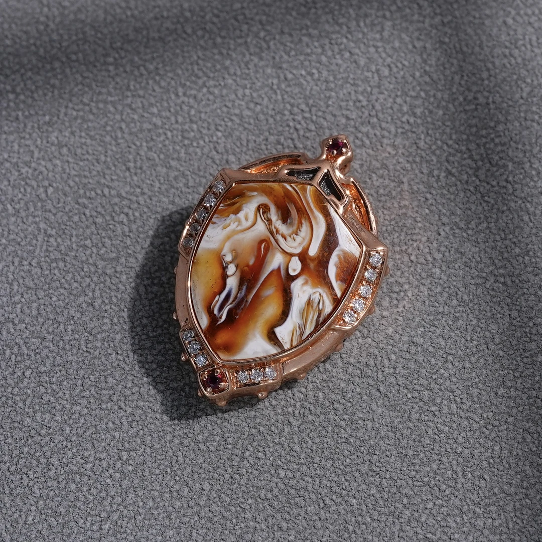 【吊坠】16mm金白溶洞妖孽盾牌k金吊坠天然蜜蜡dz9原矿俄料无优化