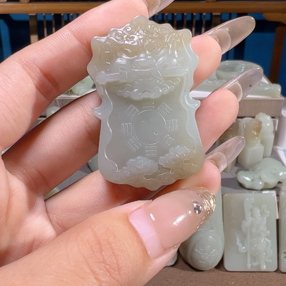 有***许颈饰未镶嵌和田玉（糖玉）