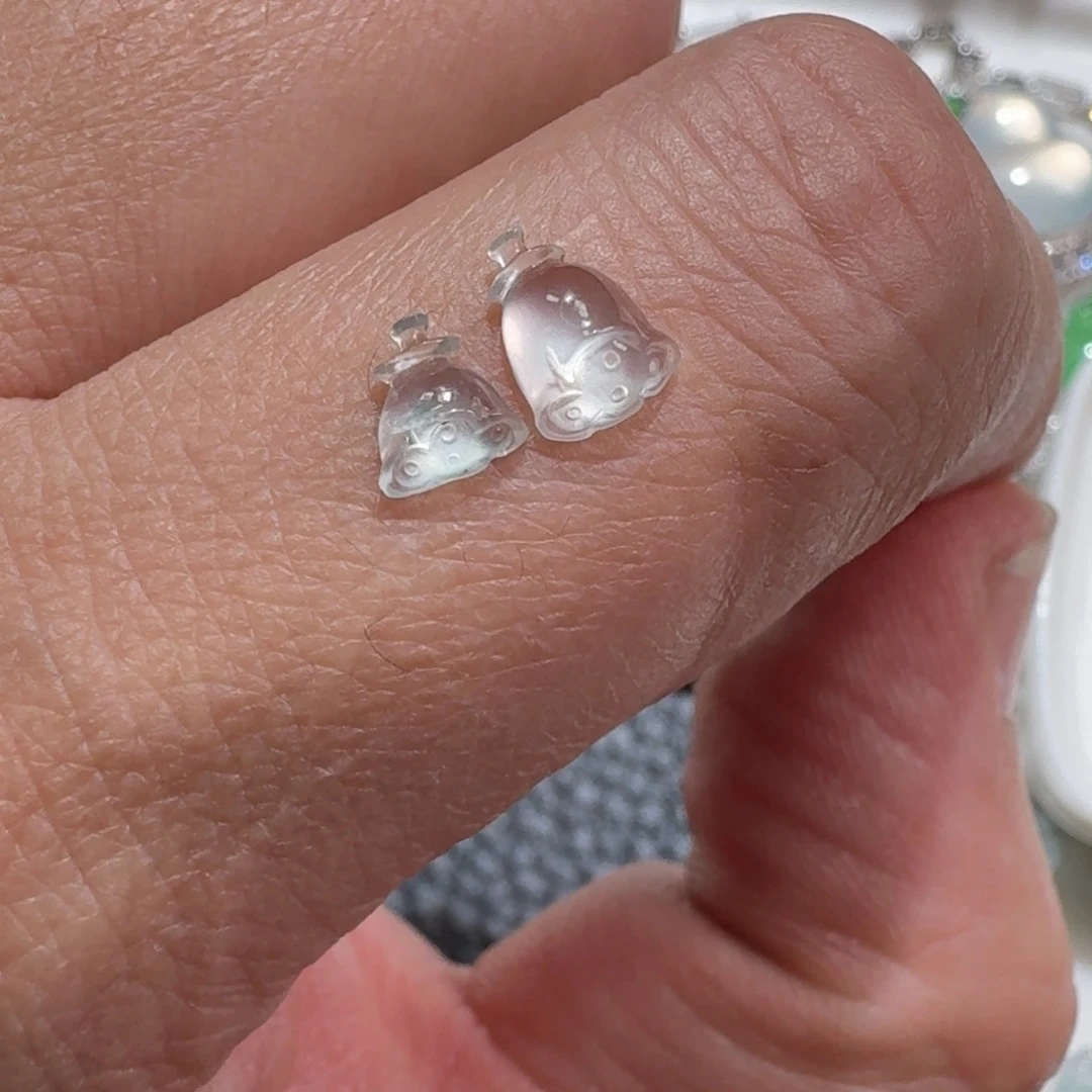 翡翠未镶嵌颈饰莲蓬