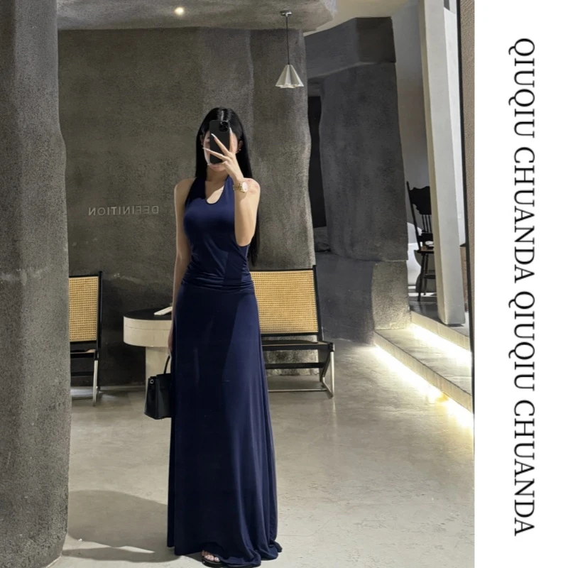 秋秋穿搭推荐   2025新款净版无袖挂脖连衣裙  W88803