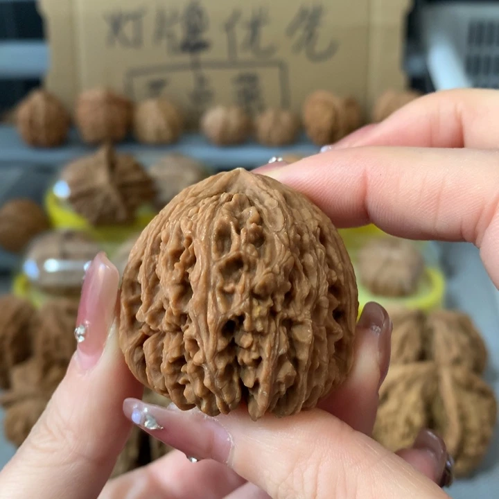 A***桥文玩核桃吊坠异形单只，有瑕疵