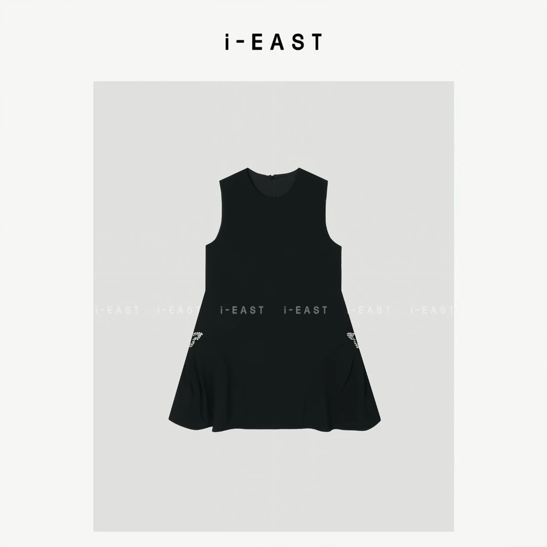 i-EAST 独宠小千金~侧边蝴蝶闪钻无袖连衣裙-5X Q13619