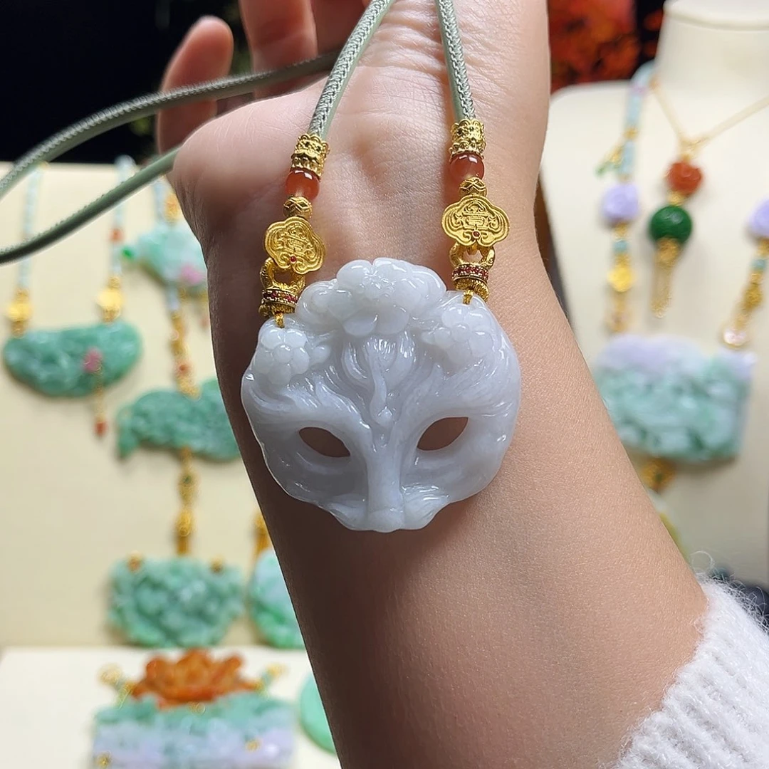 翡翠颈饰未镶嵌面具