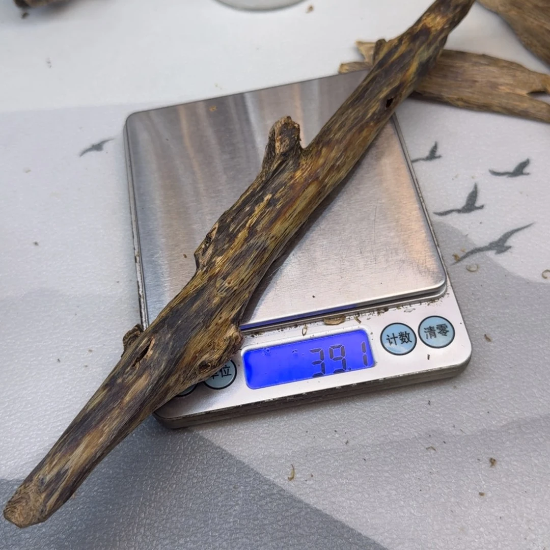 皮***狗木奇楠蓝宝石虫漏39克