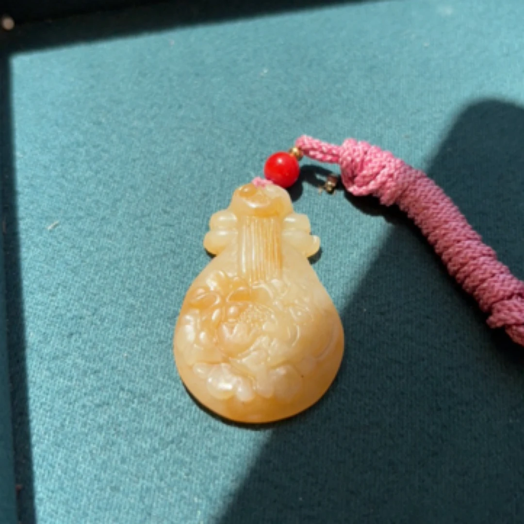 新疆和田玉老熟糖白吊坠