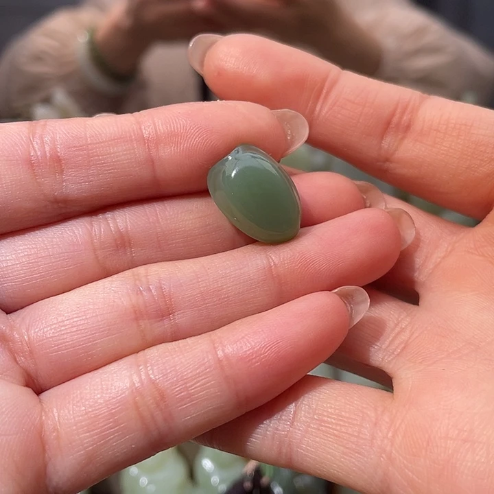 兰***)和田玉未镶嵌颈饰