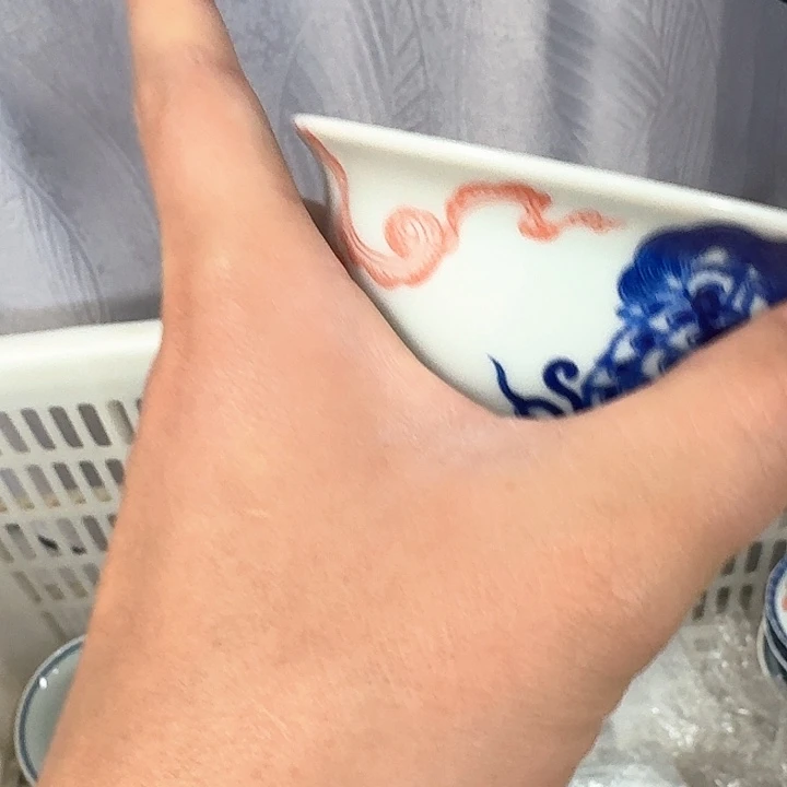 瓷片釉里红醒狮大压手杯