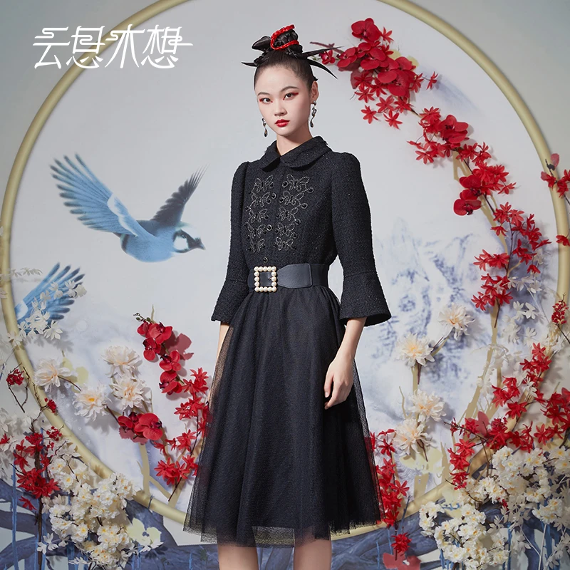 云思木想新中式2023秋冬新款绣花钉珠喇叭袖优雅连衣裙10851