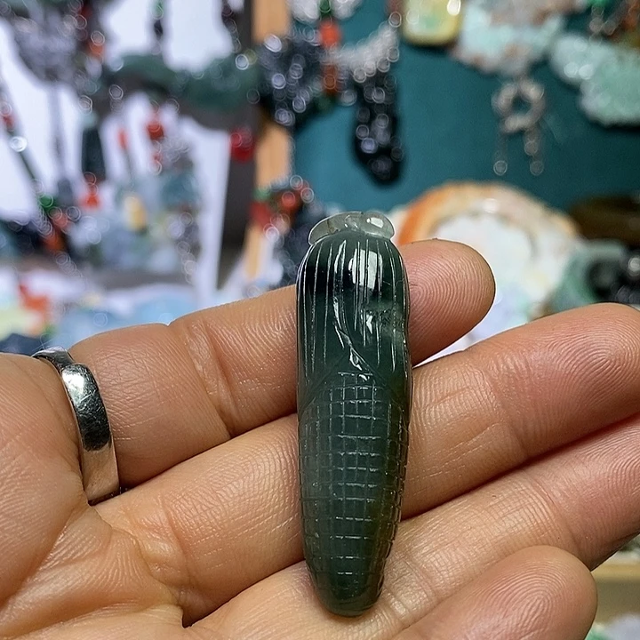 翡翠未镶嵌吊坠(赠链)