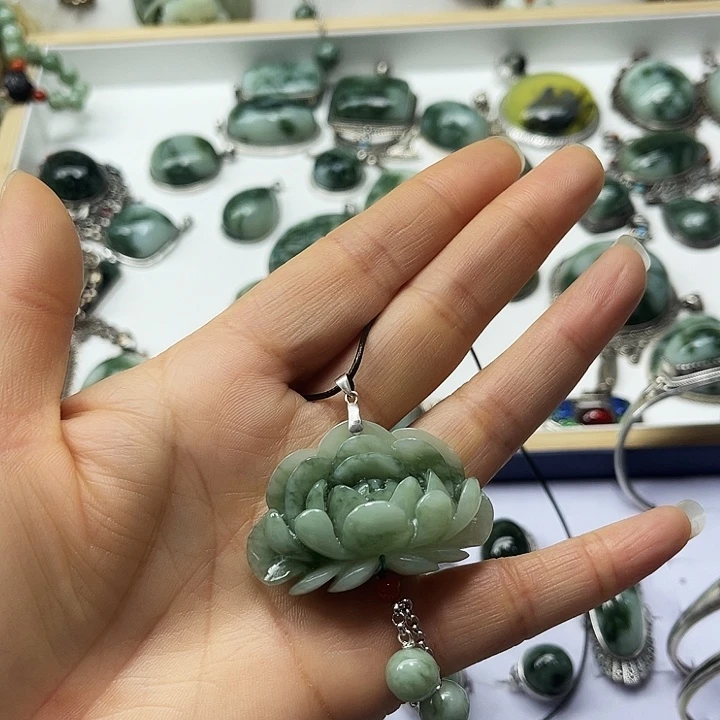蛇纹石玉未镶嵌颈饰