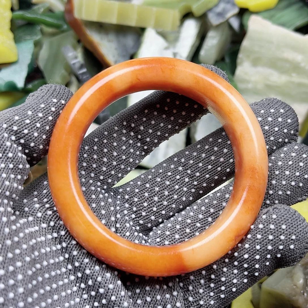 未镶嵌石英质玉（黄龙玉）颈饰