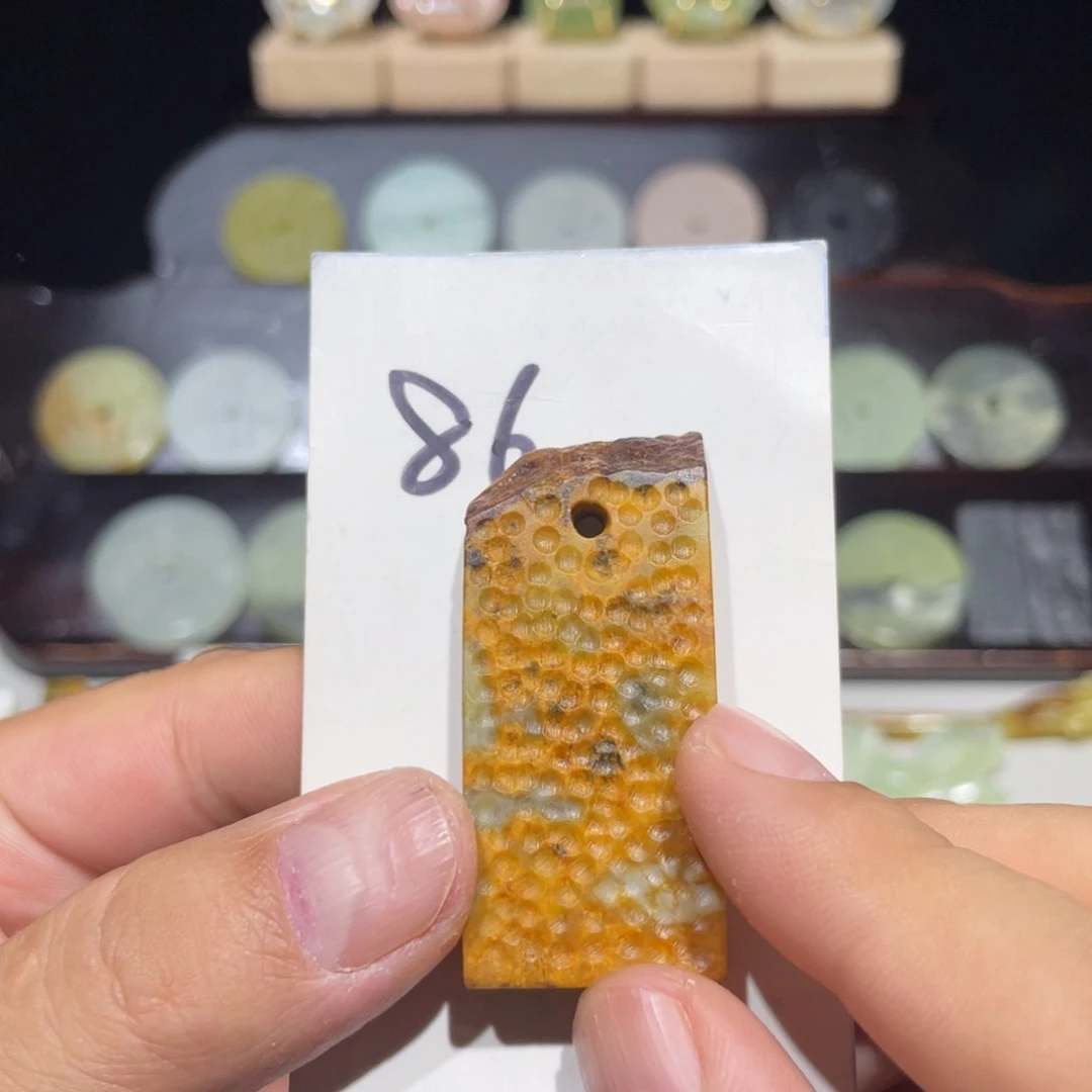 岫玉未镶嵌颈饰山花